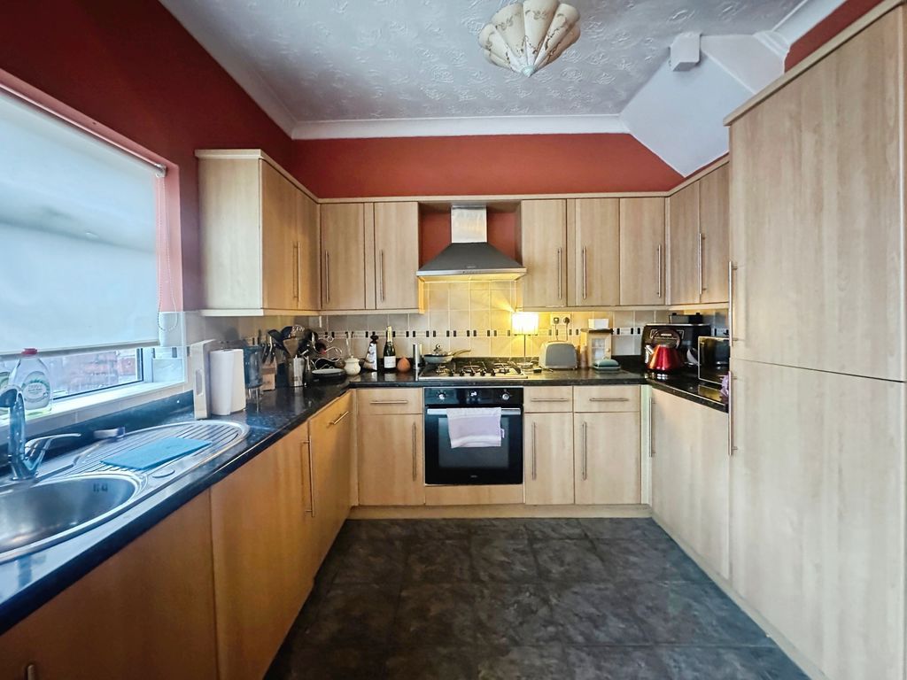 Property photo 3 of 11 Kitchen