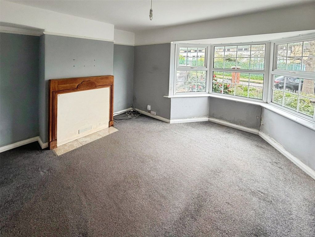 Property photo 2 of 19 Lounge