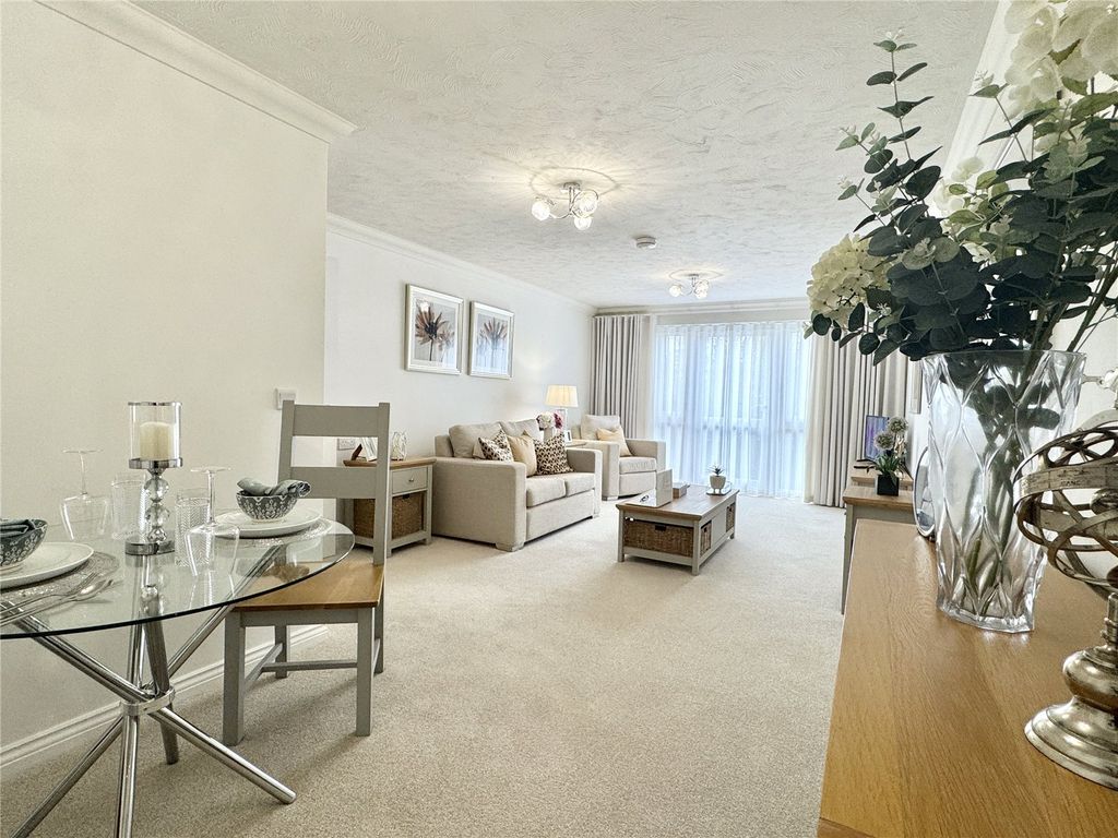 Property photo 2 of 12 Show Flat