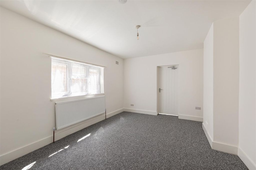 Property photo 3 of 20 Romford Road, E7