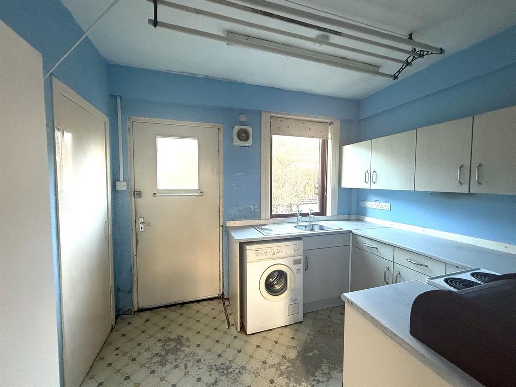 Property photo 3 of 7 Kitchen