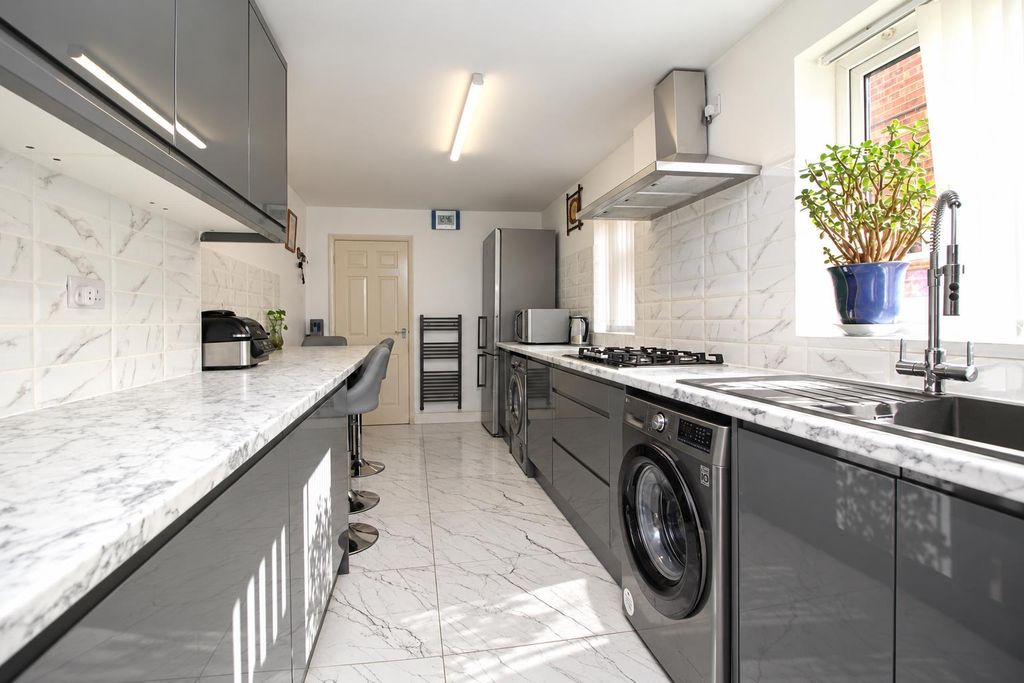 Property photo 3 of 14 Kitchen 3.Png