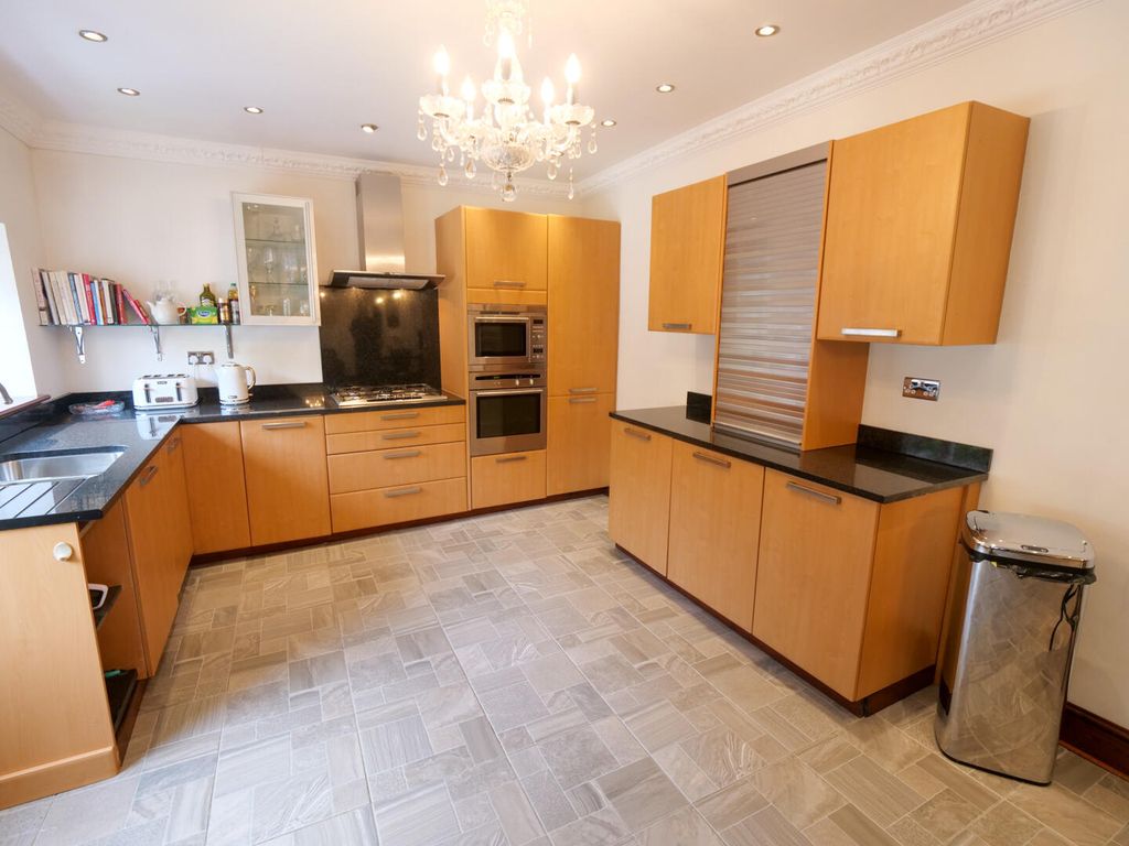 Property photo 3 of 10 Kitchen