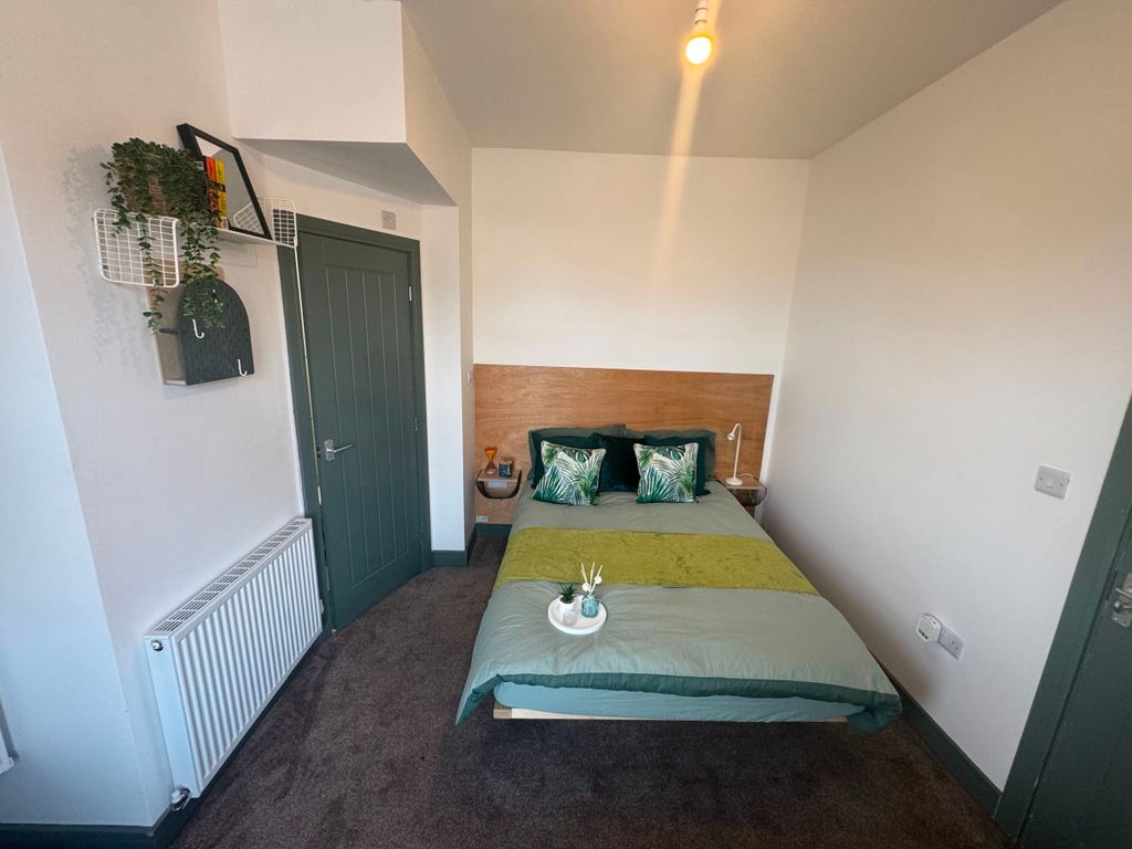Property photo 2 of 27