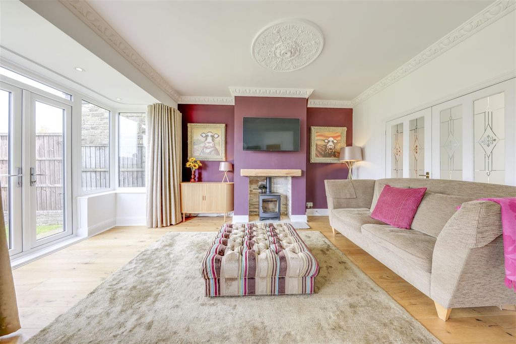 Property photo 3 of 30 Lounge