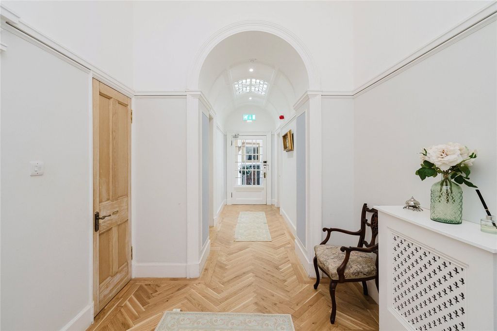 Property photo 3 of 42 Entrance Hall