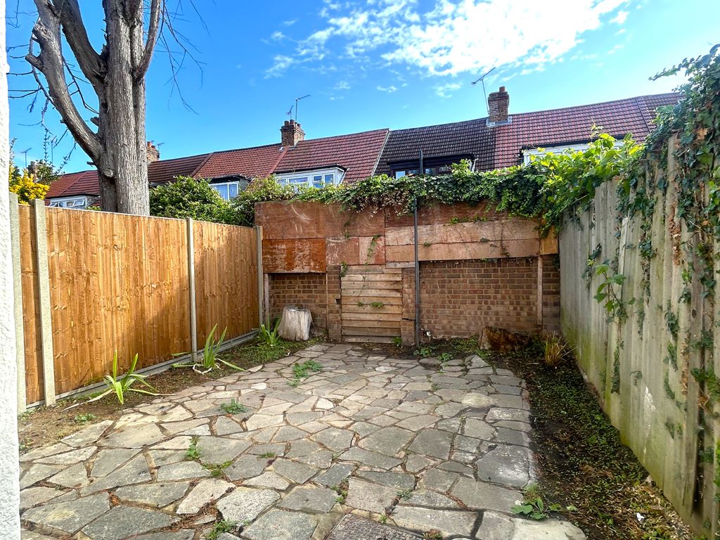 Property photo 3 of 19 Image00006
