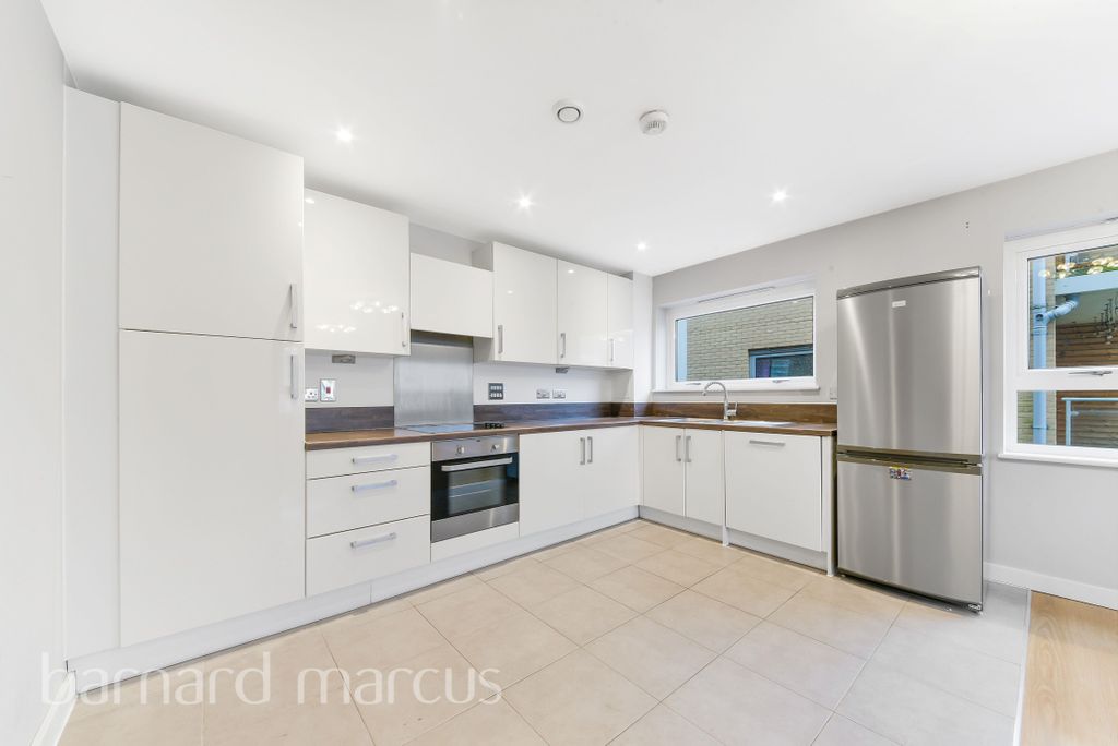 Property photo 3 of 7 Kitchen