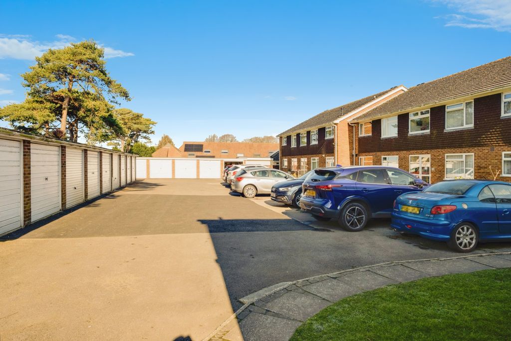 Property photo 3 of 20 Garage