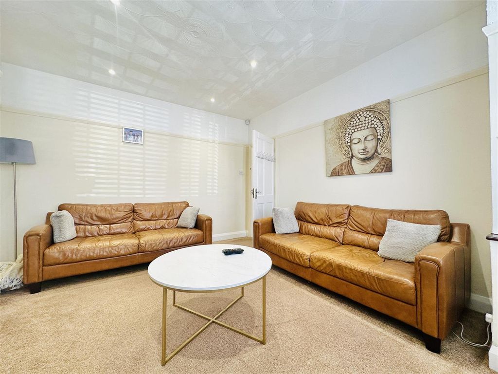 Property photo 2 of 20 Lounge