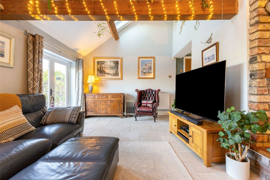 Property photo 3 of 22 Sitting Room