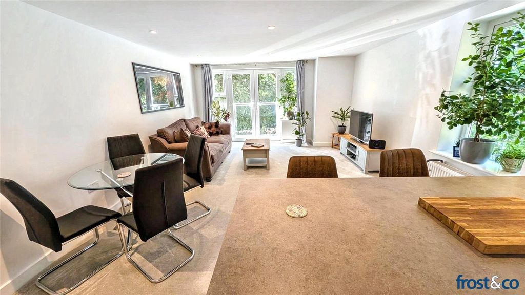Property photo 3 of 13 Lounge