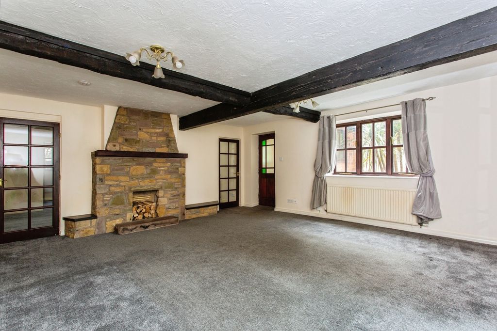 Property photo 3 of 19 Lounge