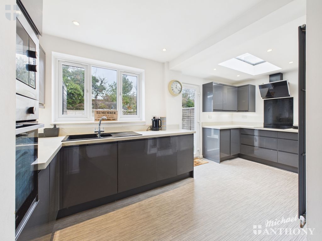 Property photo 2 of 18 Cam03852G0-Pr0514-Still005