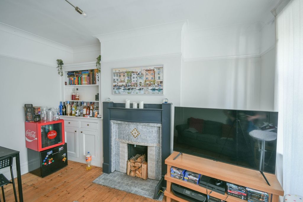Property photo 2 of 20