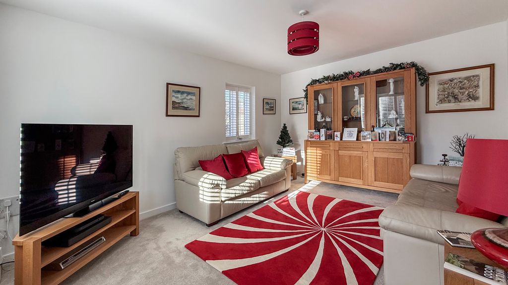 Property photo 3 of 18 Lounge