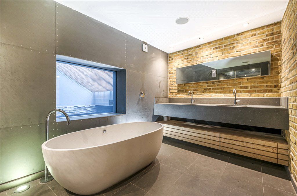 Property photo 2 of 21 Bathroom