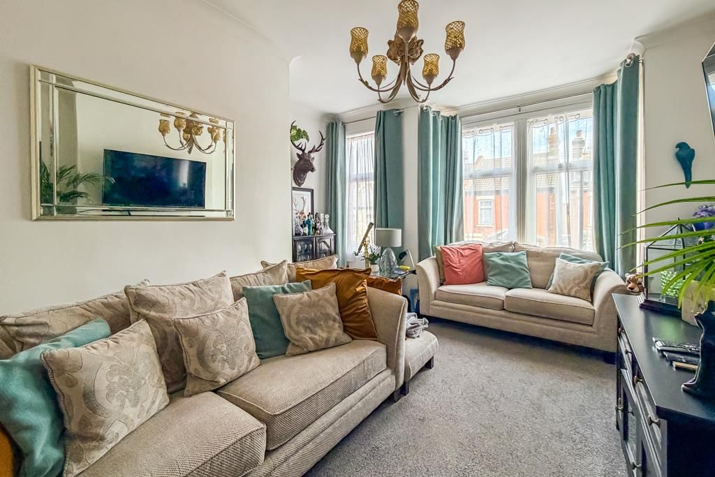 Property photo 2 of 17 Lounge