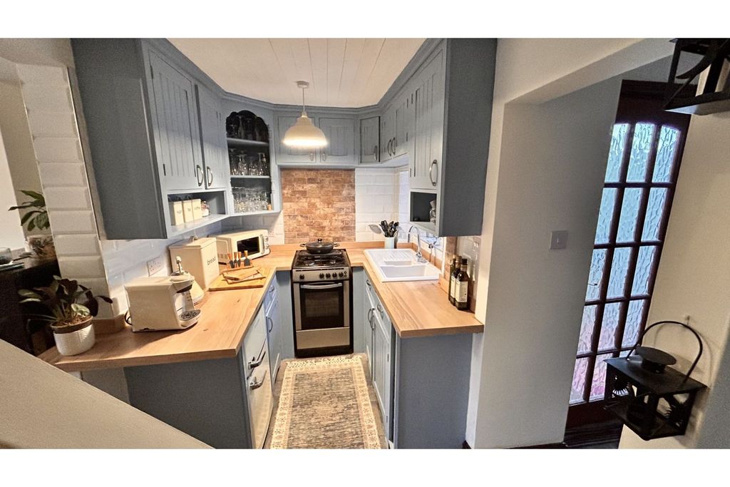 Property photo 3 of 17 Kitchen