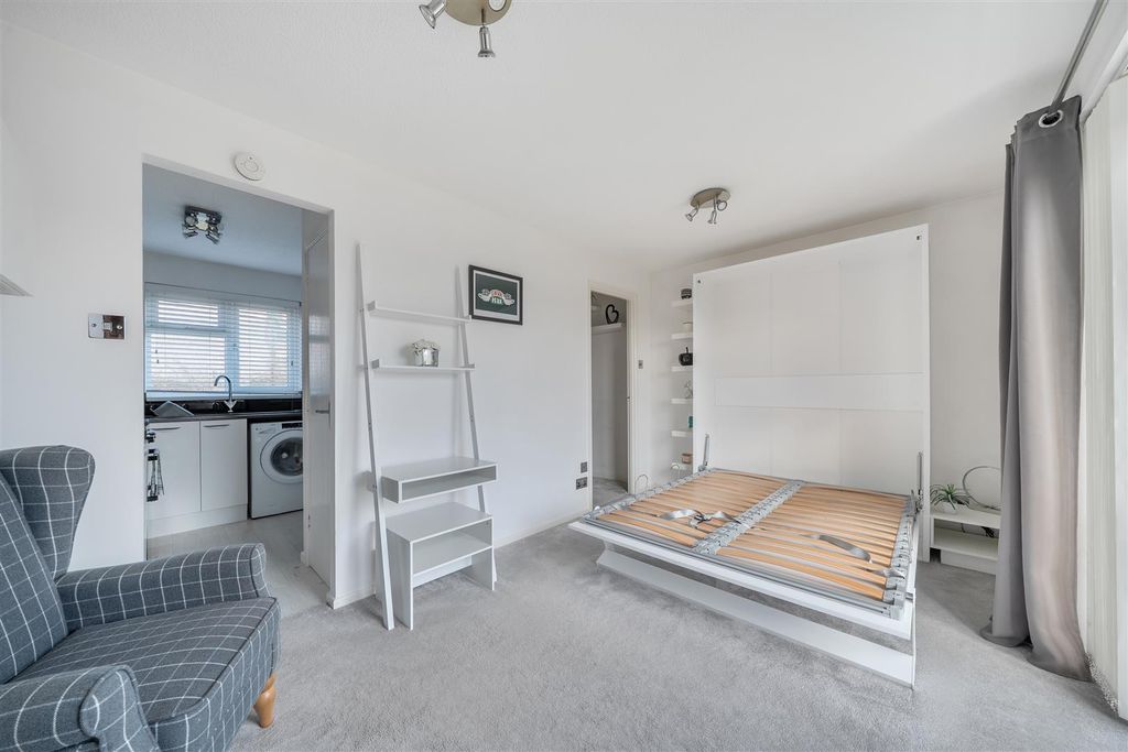 Property photo 2 of 15 Lounge/Bedroom