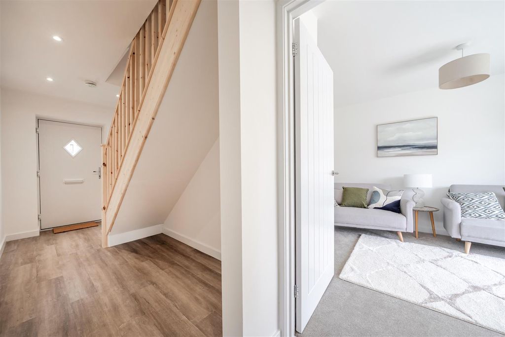 Property photo 2 of 25 Fernmead Entrance Hall..Jpg