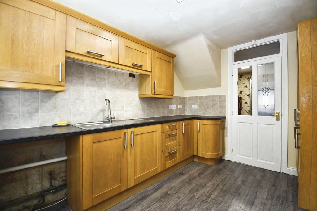 Property photo 3 of 17 Kitchen