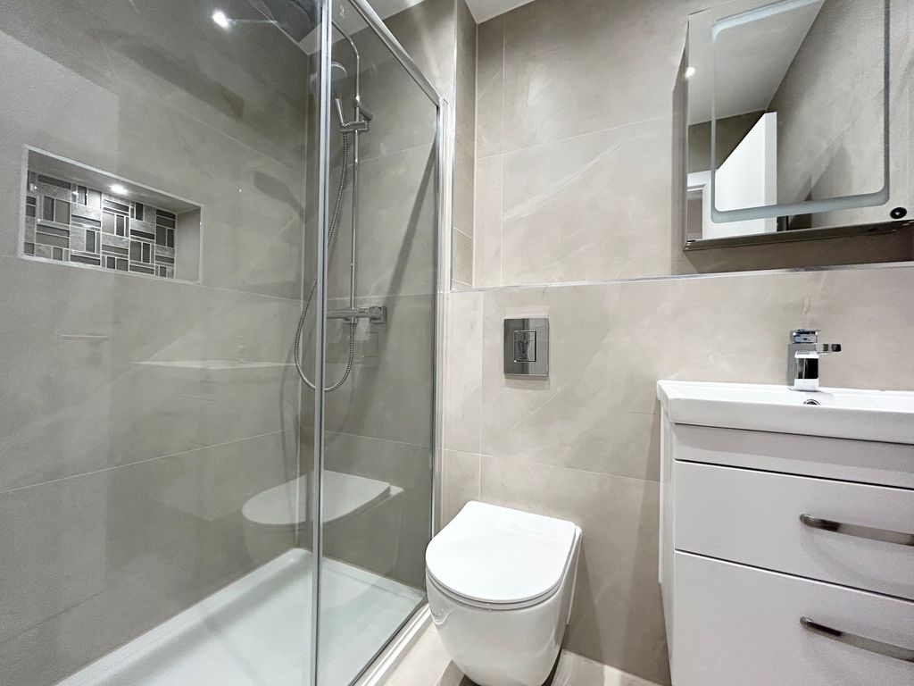 Property photo 3 of 9 Bathroom