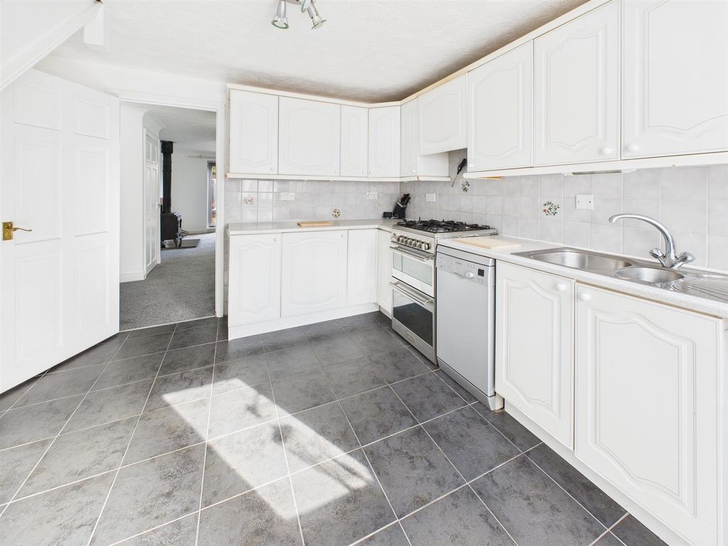 Property photo 3 of 8 Kitchen