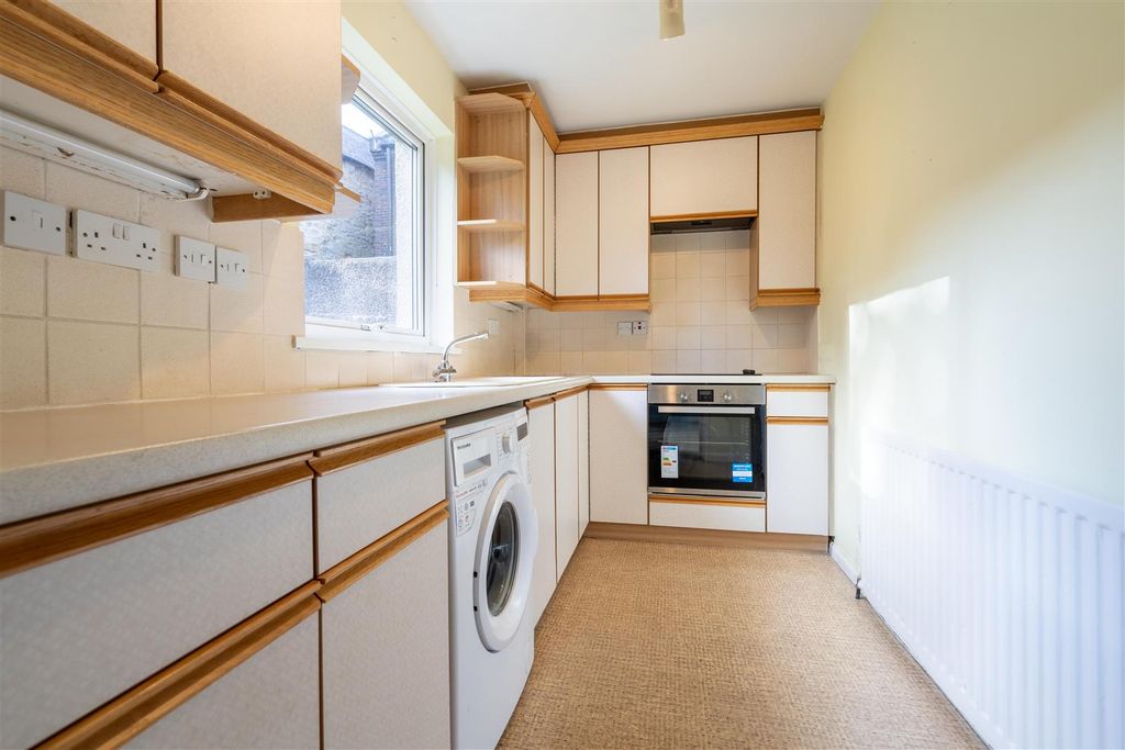 Property photo 3 of 7 Kitchen