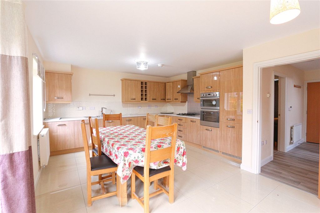 Property photo 3 of 20 Dining Kitchen