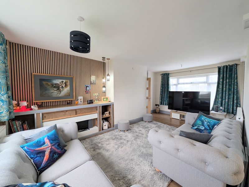 Property photo 3 of 16 Lounge