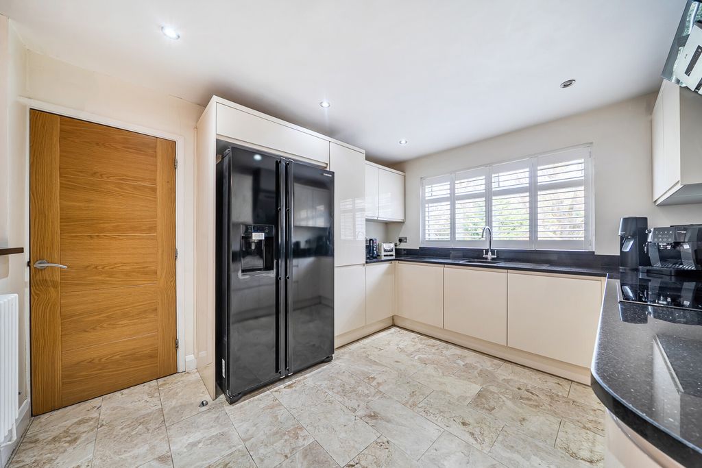 Property photo 3 of 20 Kitchen