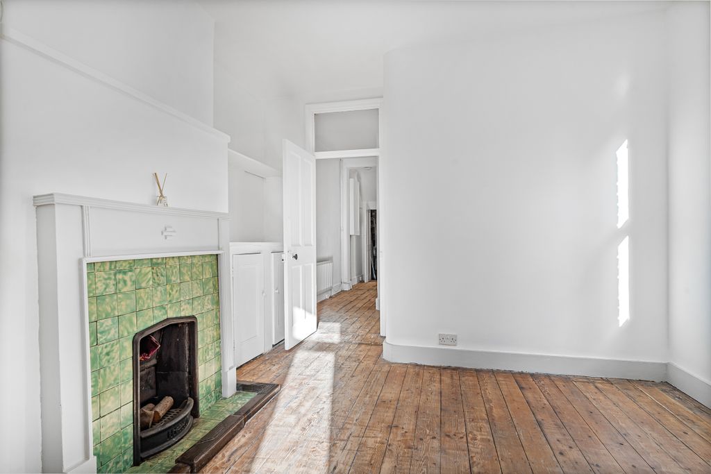 Property photo 3 of 8 Little Ealing Lane (18)