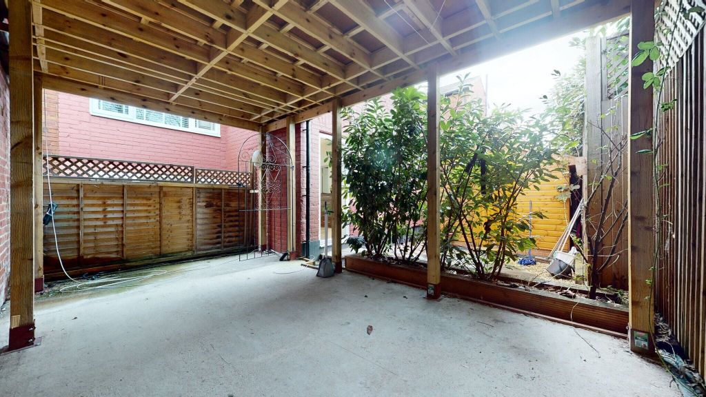 Property photo 3 of 11 Terrace