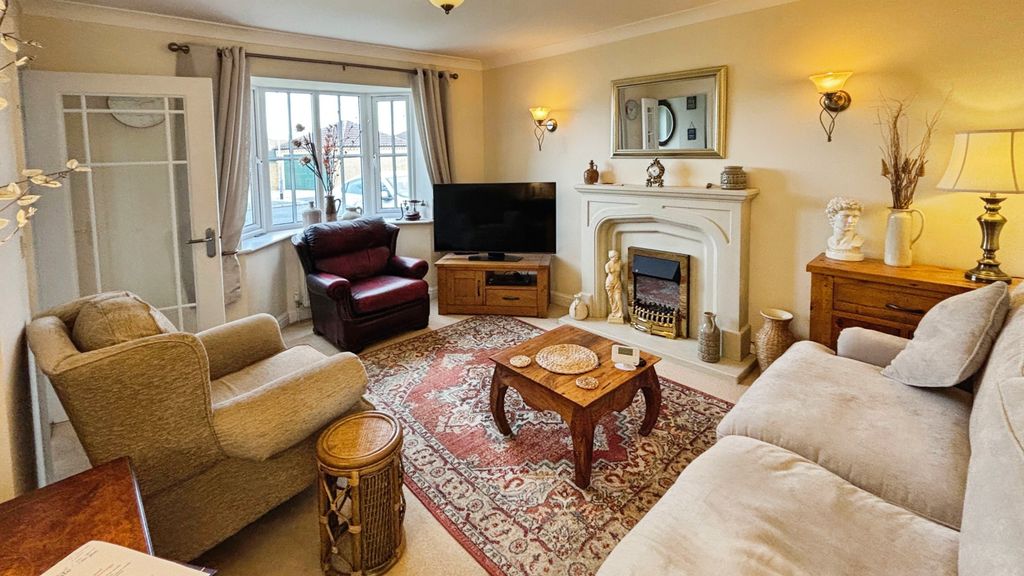 Property photo 3 of 12 Lounge