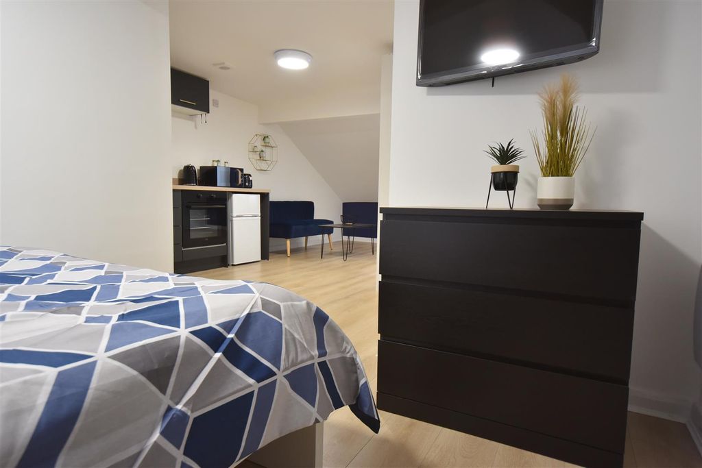 Property photo 3 of 7 165Ar_Room16_07.Jpg