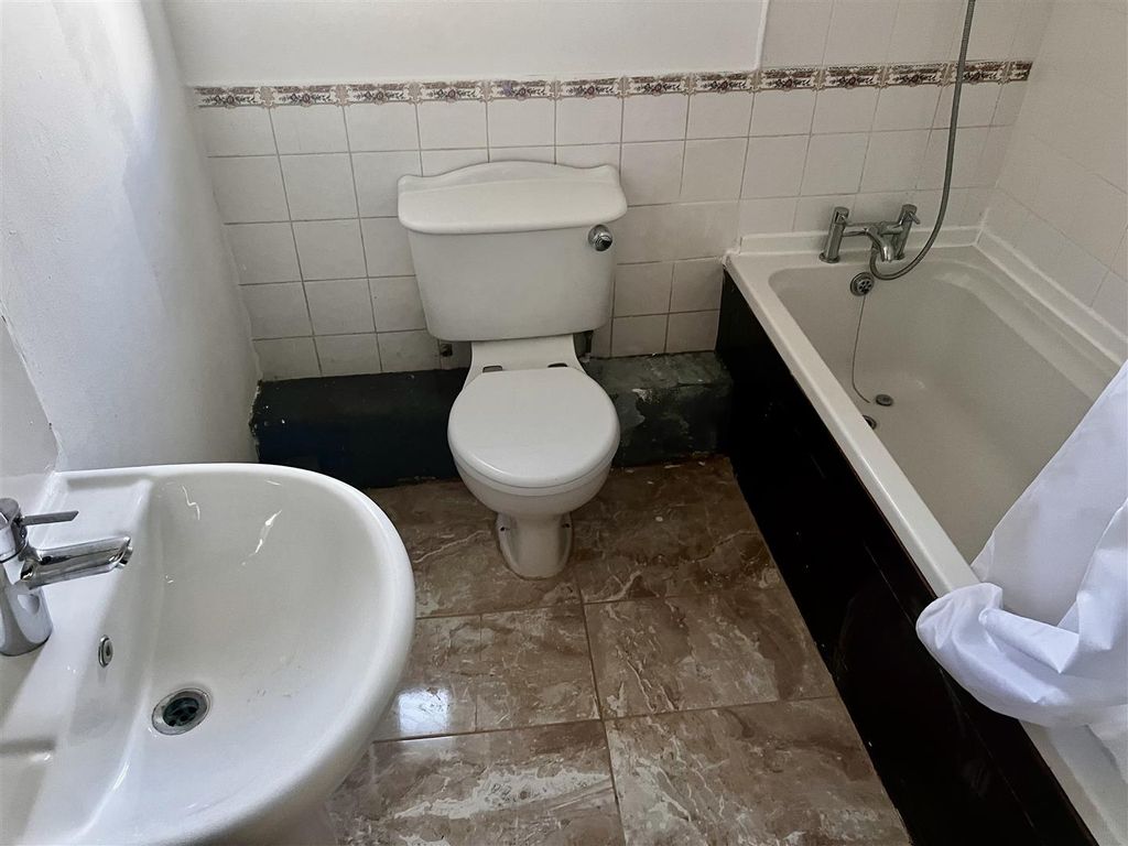 Property photo 3 of 9 Bathroom .Jpg