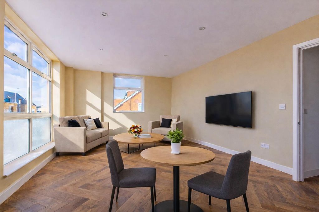 Property photo 3 of 9 Kitchen/Lounge