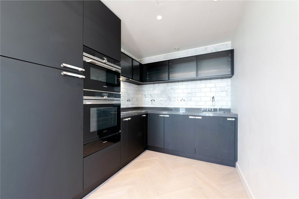 Property photo 3 of 14 One Crown Place