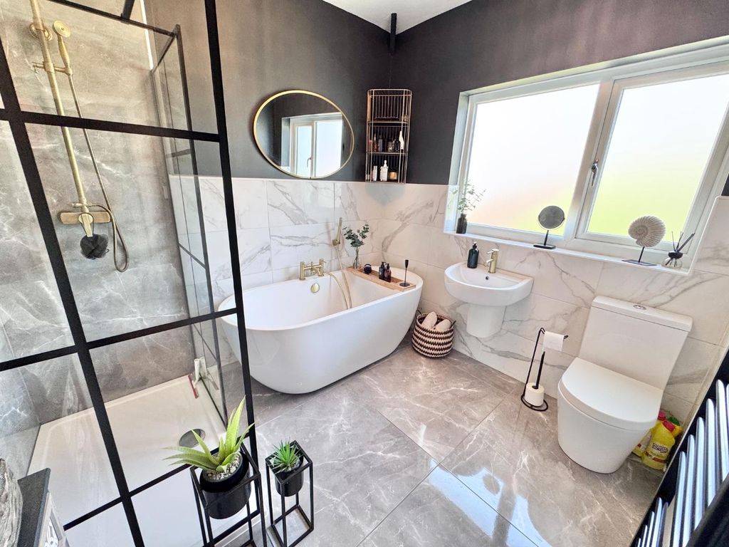 Property photo 3 of 27 Bathroom