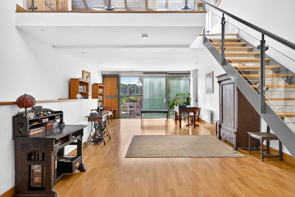 Property photo 2 of 23