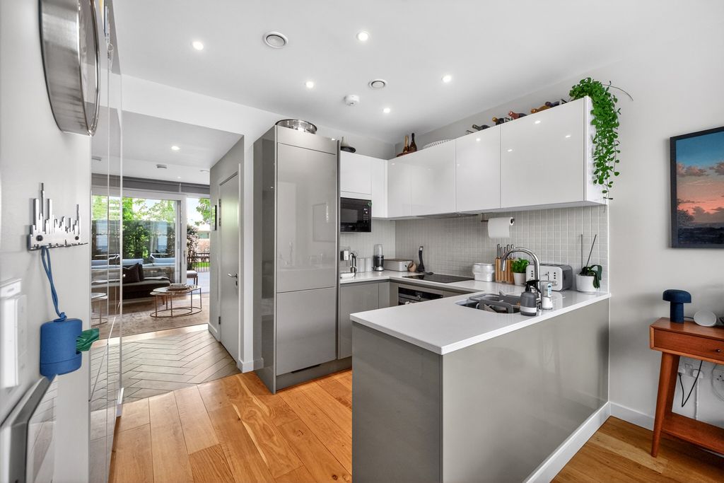 Property photo 2 of 19 Kitchen