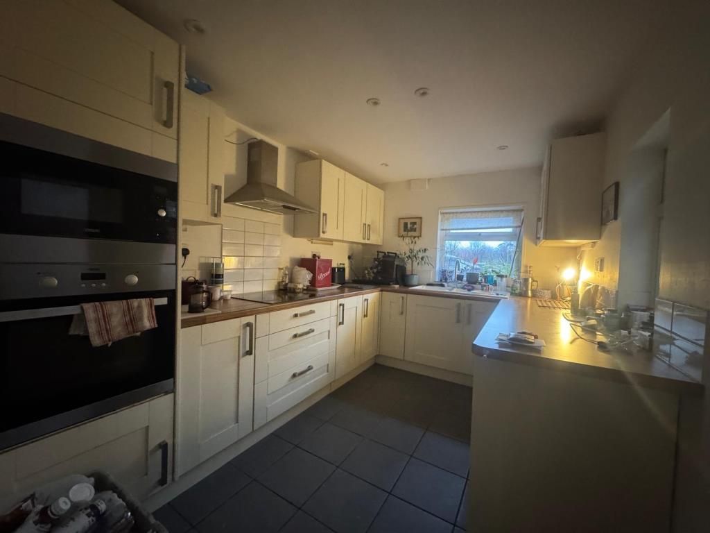 Property photo 3 of 7 Kitchen