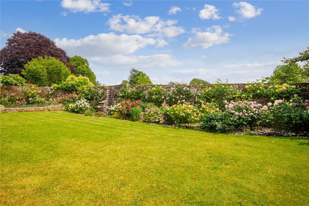 Property photo 2 of 25 Garden