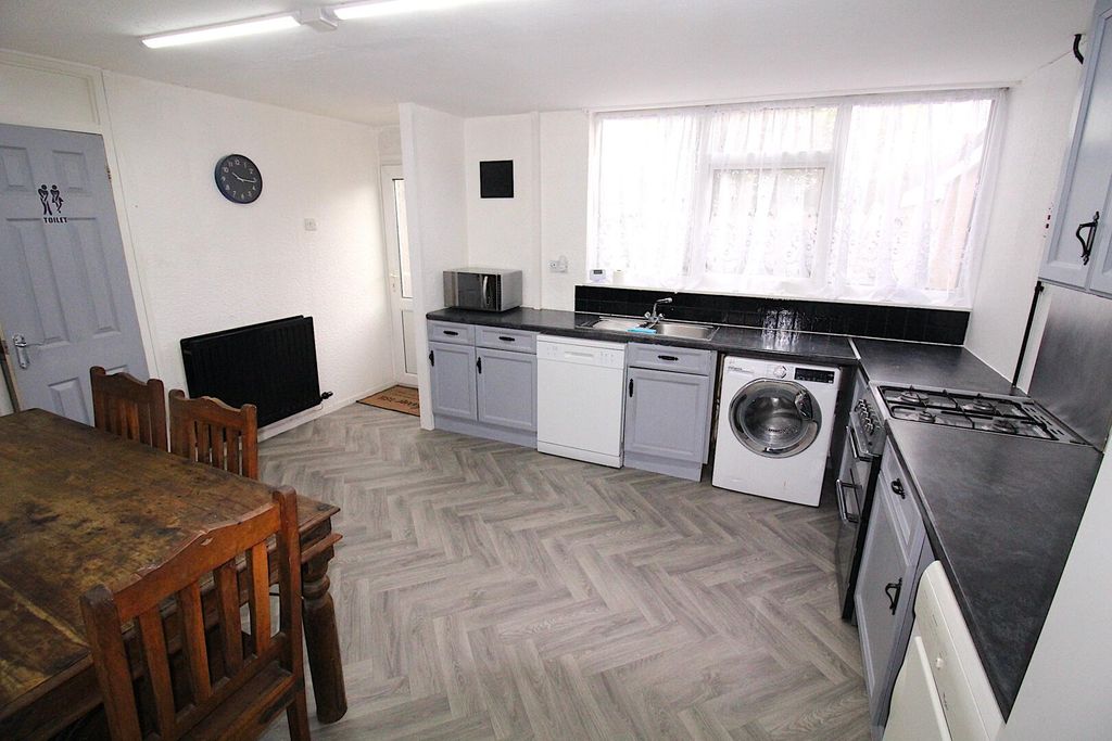 Property photo 2 of 11 Kitchen