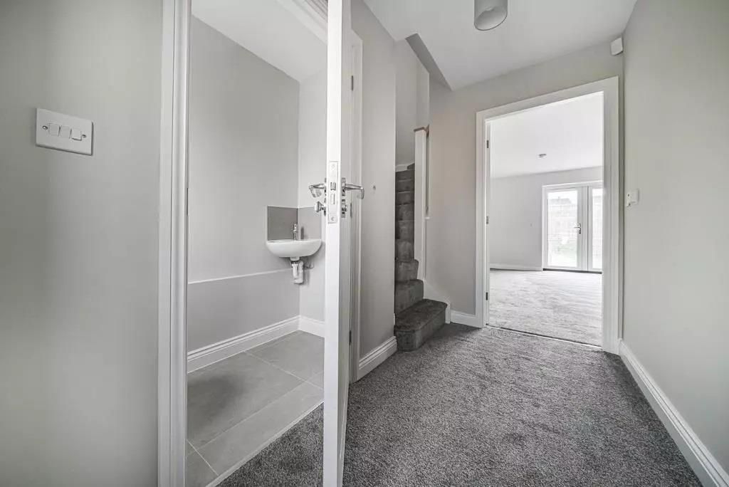 Property photo 2 of 17 Entrance Hall