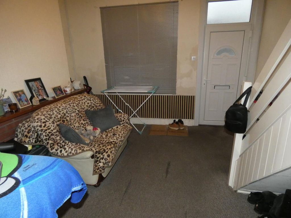 Property photo 2 of 9 Hallway