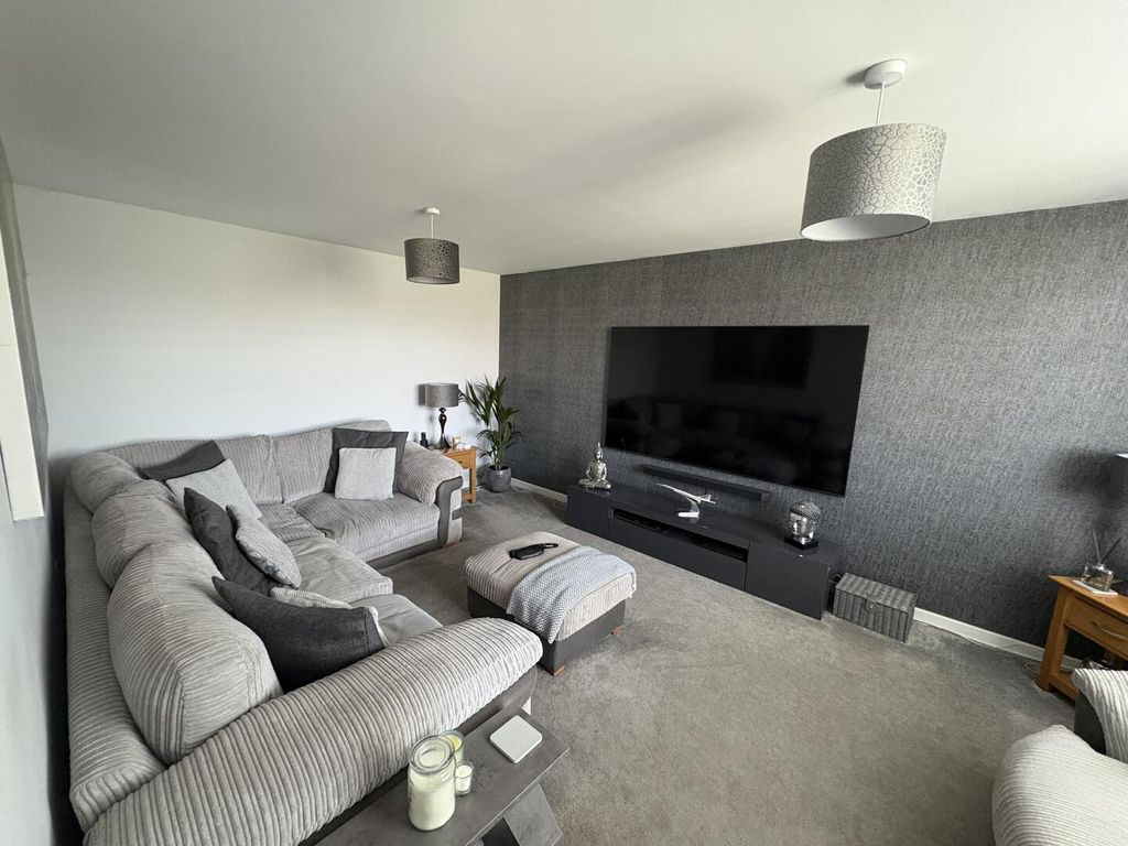Property photo 2 of 32 Lounge
