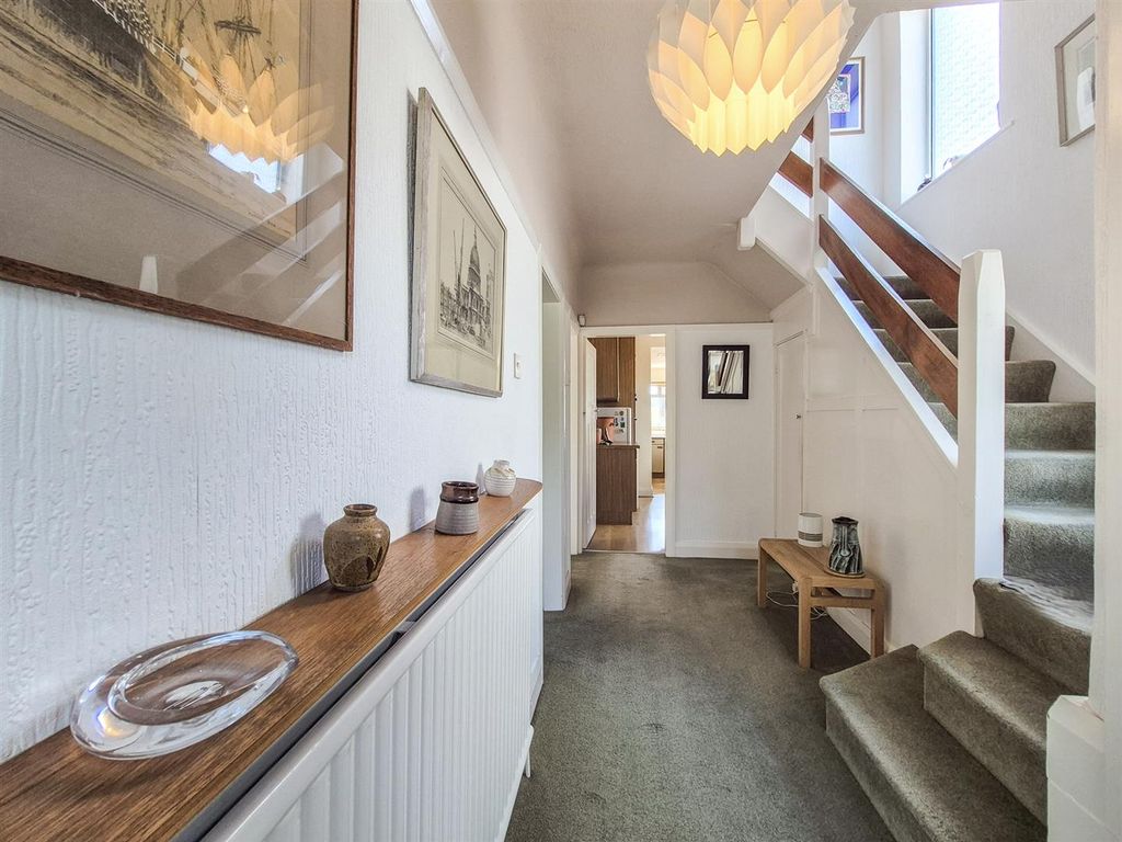 Property photo 3 of 31 Entrance Hall