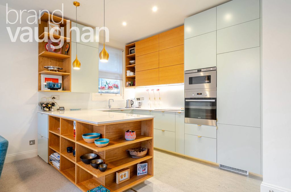 Property photo 1 of 10 Kitchen